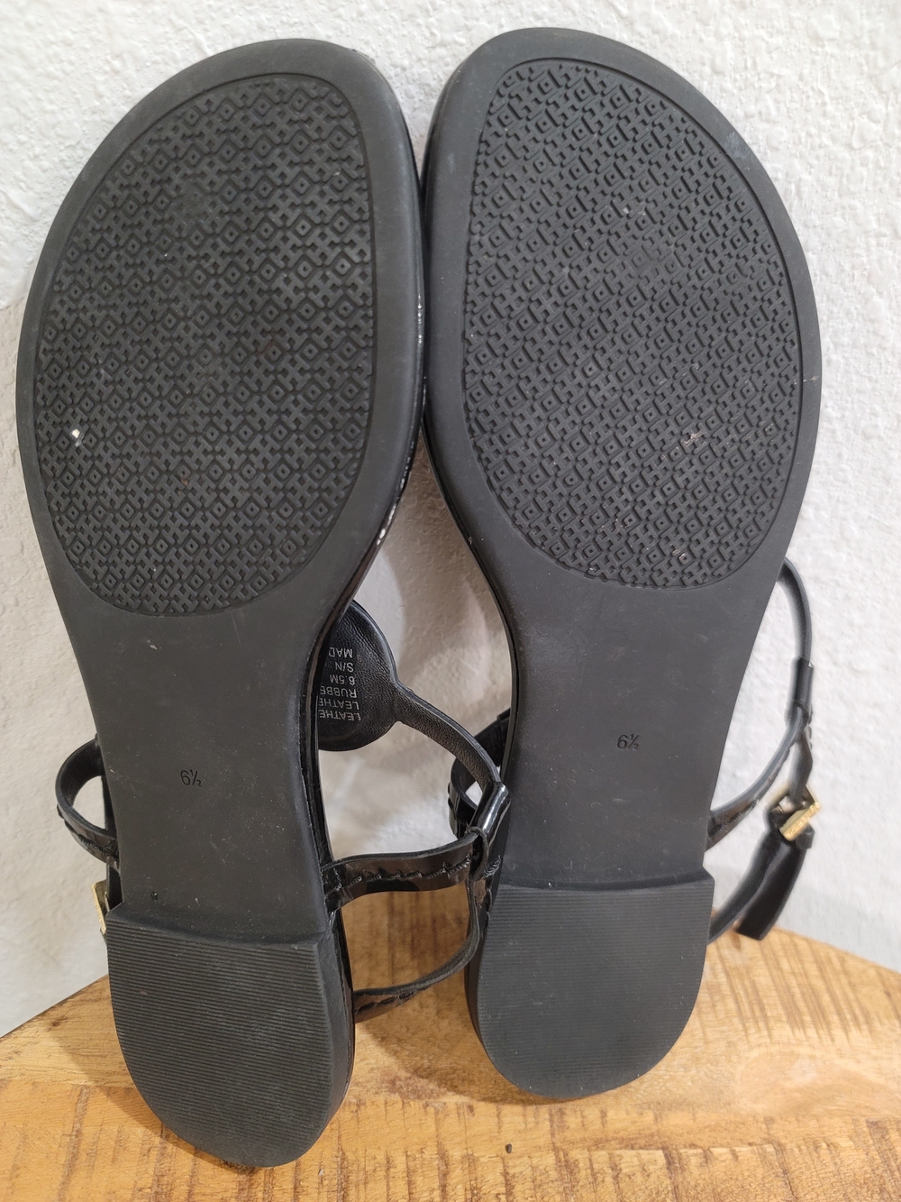 Tory Burch Black Patent Miller Logo Thong Sandals - Picture 2 of 4
